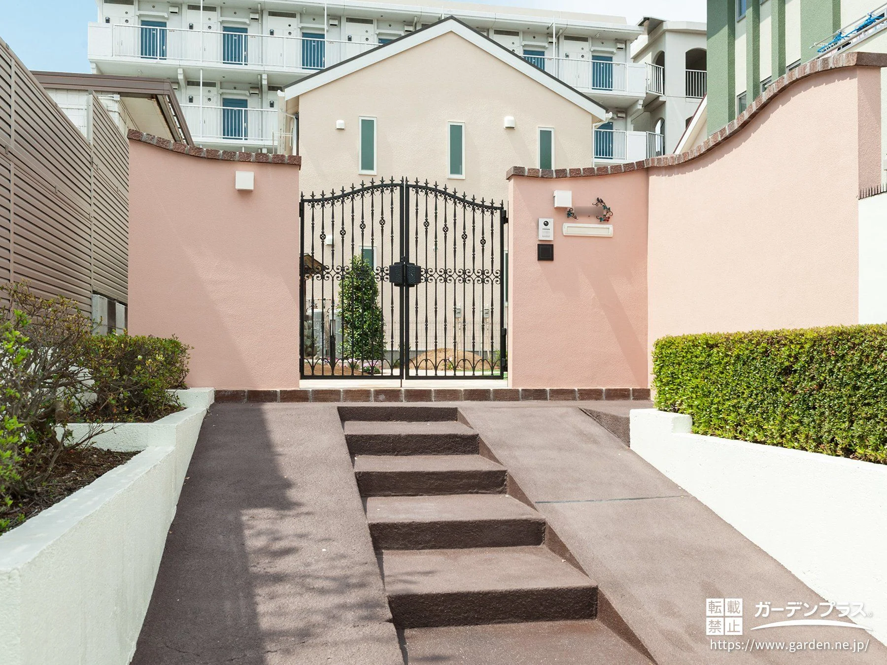 重厚なヨーロピアンタイプ門柱が印象的なガーデンリフォーム (No.5901