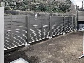 横スリットのシャープなデザインの目隠しフェンス[施工後]
