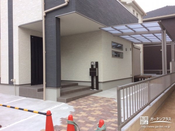 L字に配置した駐車スペースにアプローチのレンガが柔らかな印象の新築外構工事 No 5912 新築外構一式の施工例 外構工事のガーデンプラス L字に配置した駐車スペースにアプローチのレンガが柔らかな印象の新築外構工事 No 5912 新築外構一式の施工例 外構工事のガーデンプラス