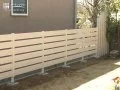 ウッド調の角柱で防犯効果のあるフェンス