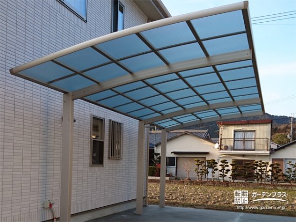 プラチナステンのアルミ商材がお住まいの外観と調和するカーポート設置工事 No 5941 駐車スペースの施工例 外構工事のガーデンプラス