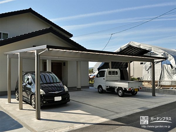 美しい木目ラインのカーポートと自然石が和の趣を感じさせるガーデンリフォーム No 5949 駐車スペースの施工例 外構工事のガーデンプラス