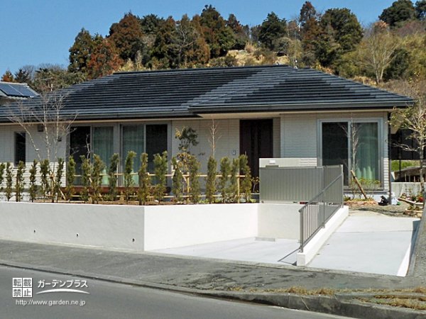 お住まいの高低差を機能的なアプローチで優しく繋ぐ外構工事 No 5965 玄関アプローチの施工例 外構工事のガーデンプラス お住まいの高低差を機能的なアプローチで優しく繋ぐ外構工事 No 5965 玄関アプローチの施工例 外構工事のガーデンプラス