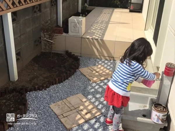 お子様のお気に入りの遊び場の明るいお庭