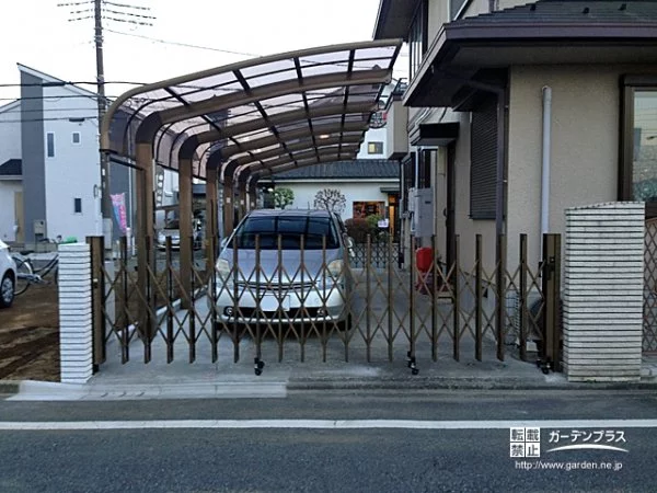 スタイリッシュで洗練された伸縮カーゲート