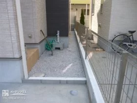 見た目も美しくお手入れも簡単な犬走りの雑草対策[施工後]