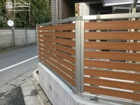 優しく視線を遮る木目カラーのフェンス[施工後]