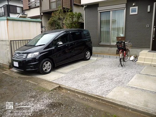 白石灰石に浮かぶコンクリートの轍がデザインされた駐車スペース