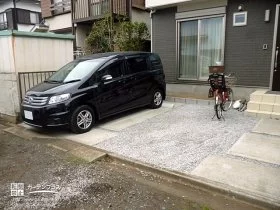 白石灰石に浮かぶコンクリートの轍がデザインされた駐車スペース[施工後]