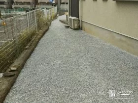 仕上がりも美しくお手入れも簡単な、犬走りの雑草対策[施工後]