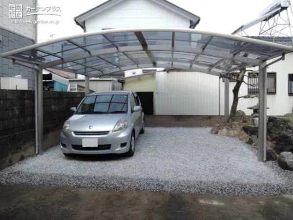 日本庭園に溶け込む凛としたスタイリッシュなカーポート設置工事