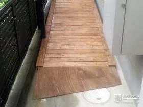 段差を軽減する木製スロープ[施工後]