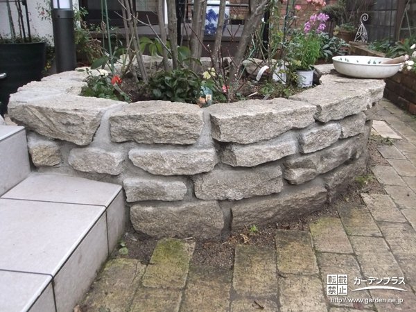 自然石の重厚さと美しさを表現した積み石花壇へのガーデンリフォーム No 6124 花壇 菜園 芝生の施工例 外構工事のガーデンプラス
