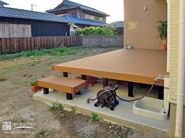 お庭とお住まいの間でのんびりくつろぐ憩いの空間のウッドデッキ設置工事