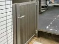 シャープな細縦桟デザインの門扉