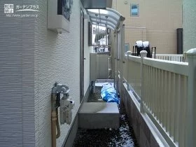 R型屋根と前面パネルで雨風の吹込みを防ぐテラス屋根[施工後]