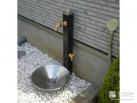 シンプルで美しいお庭のアクセントの立水栓