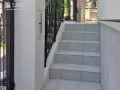 美しく上品なタイル張りの階段アプローチ