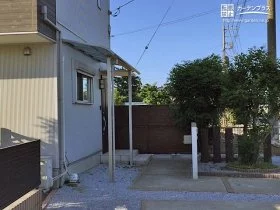 R型の屋根で雨風の吹込みを防ぐ、駐輪スペース[施工後]