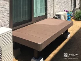 お庭の小道にあるベンチのようなウッドデッキ[施工後]