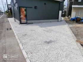 アール型の勝手口たたきと砂利敷きの庭[施工後]