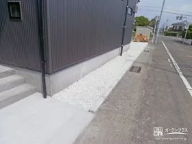お住まいを美しく引き立てるモノトーンモダンな犬走り[施工後]