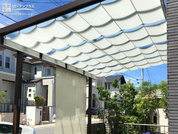 木組と白いシェードのエレガントなパーゴラタイプのテラス屋根設置工事