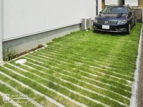 芝生のコントラストを描く駐車スペース[施工後]