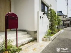 別アングルから見た門まわり