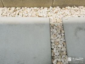 犬走りに施されたコンクリートと化粧砂利