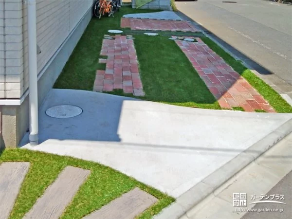 レンガと人工芝と土間コンクリートで描くナチュラルテイストの駐車スペース設置工事