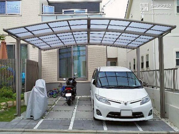 アールの屋根がお車とバイクを優しく包み込むカーポート設置工事 No 6242 駐車スペースの施工例 外構工事のガーデンプラス