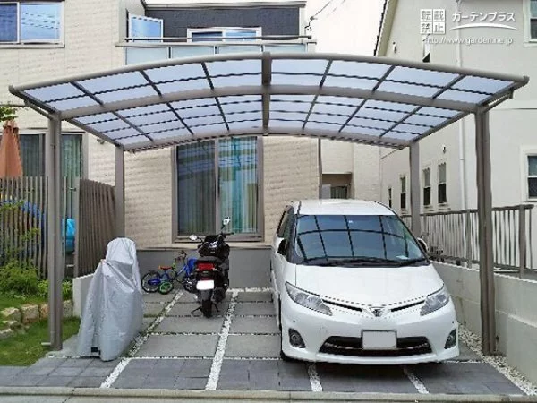 アールの屋根がお車とバイクを優しく包み込むカーポート設置工事