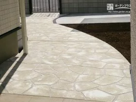 自然石の風合いをステキに演出するランドコンクリートのアプローチ[施工後]