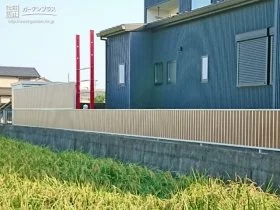 豊かな自然とお住まに調和するアルミと木調のフェンス[施工後]