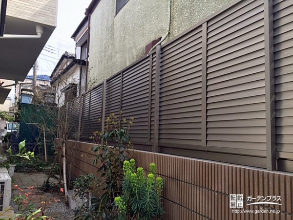 下見板張りの陰影が美しい表情をお庭に添える目隠しフェンス (No.6327 
