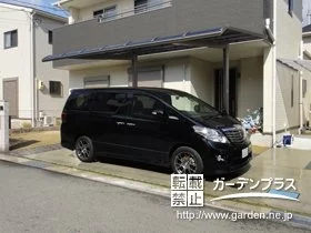 玄関まわりの雨よけも兼ねたカーポート