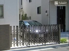 建物と一体感を感じる降るオープンに可能なカーゲート[施工後]