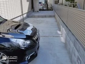 シンプルな砂利目地の駐車スペースと!シンプルなラインの目隠しフェンス[施工後]