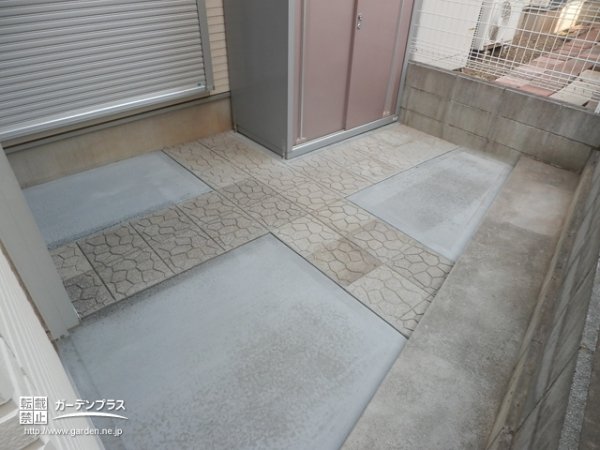 コンクリート平板のクロス十字デザインがお洒落なガーデンリフォーム工事 No 63 テラスまわりの施工例 外構工事のガーデンプラス コンクリート平板のクロス十字デザインがお洒落なガーデンリフォーム工事 No 63 テラスまわりの施工例 外構工事のガーデンプラス