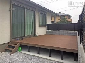 素敵なアウトドアリビングの広々としたウッドデッキ[施工後]