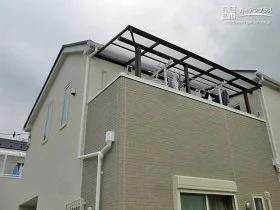 お住いと調和するシンプルなデザインのバルコニー屋根[施工後]
