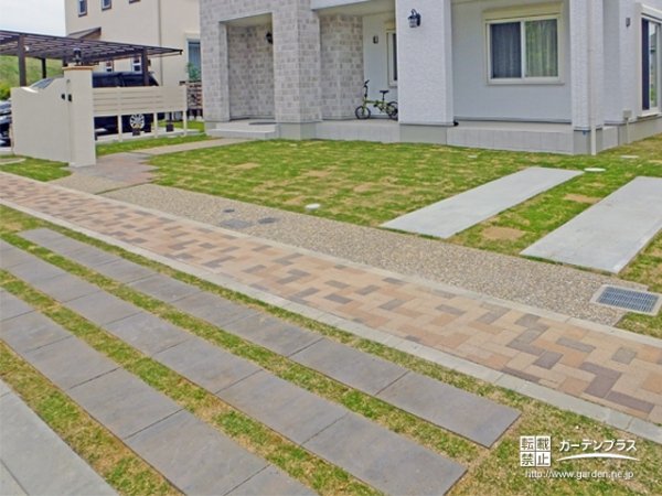 南仏風のお洒落な雰囲気に高麗芝と平石でナチュラルテイストを感じるオープン外構工事 No 6423 新築外構一式の施工例 外構 工事のガーデンプラス