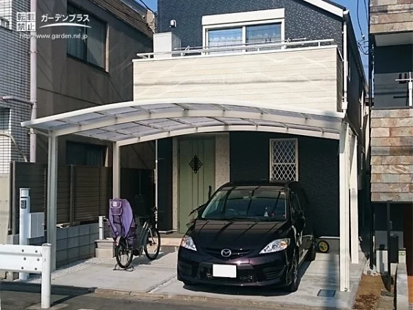 No.6431 アール屋根のカーポートが雨や強い日差しを遮り優しい快適空間のオープン外構工事[施工後]