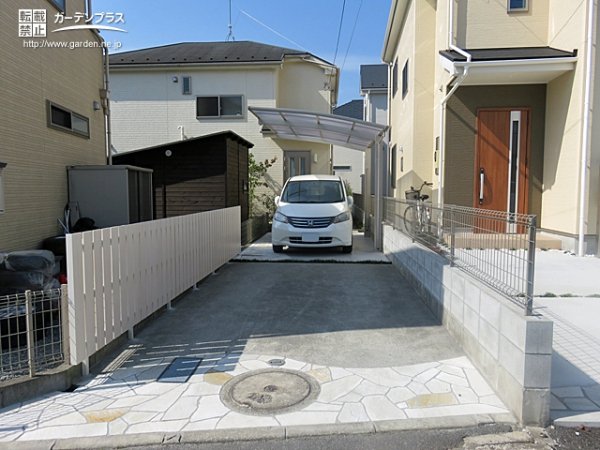 オシャレなホワイトのフェンスと乱形石が柔らかな空間を演出するアプローチ設置工事 No 6440 玄関アプローチの施工例 外構工事のガーデンプラス オシャレなホワイトのフェンスと乱形石が柔らかな空間を演出するアプローチ設置工事 No 6440 玄関アプローチの施工例 外構工事のガーデンプラス