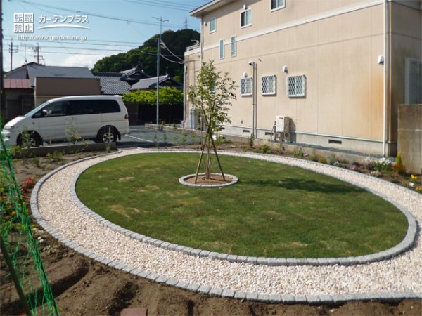 シンボルツリーが中心で美しく佇む円形デザインのガーデンリフォーム工事 No 6441 花壇 菜園 芝生の施工例 外構工事のガーデンプラス
