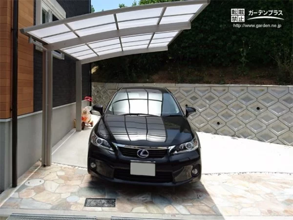 乱形石貼りの駐車スペースと機能美を兼ね備えたシンプルなカーポート