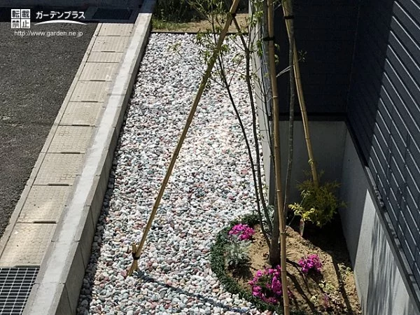 シンボルツリーと自然石の五色玉石の前庭