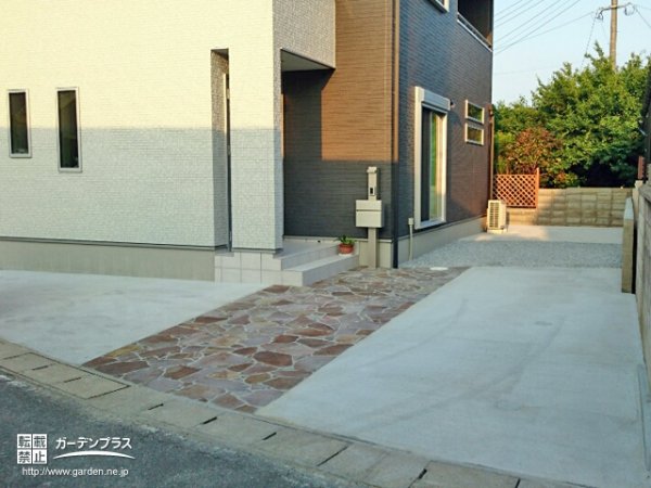暮らしの風景として味わいを増していく鉄平石乱張りアプローチのオープン外構工事 No 6504 新築外構一式の施工例 外構工事のガーデンプラス