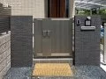 割肌調の印影が美しいタイル張り門柱